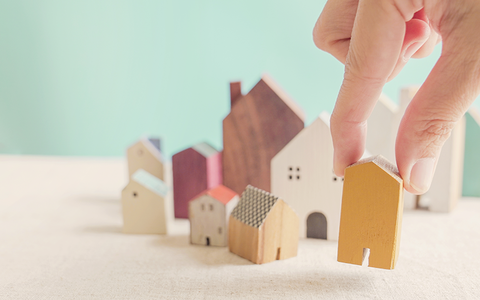 web_choosing-house_credit_SewCreamStudio_shutterstock_1936200430.png